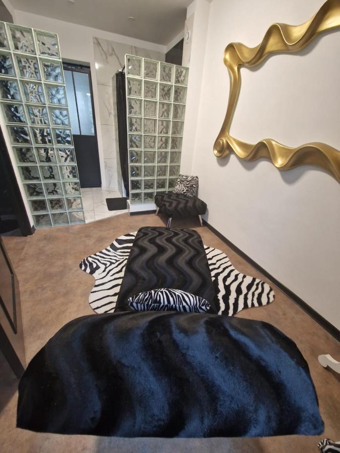 Gold Apartment