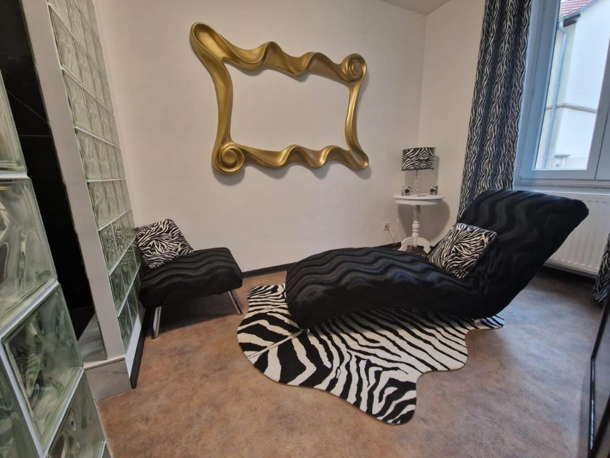 Gold Apartment